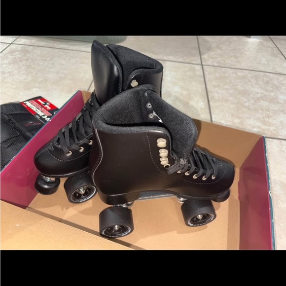 Black Roller Skates - Picture 3 of 4